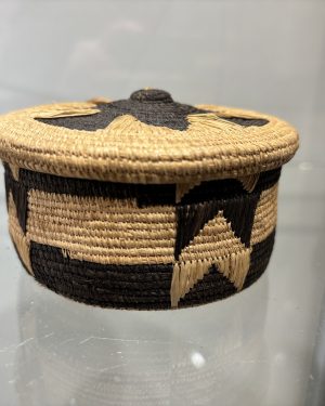 Small basket in fibers